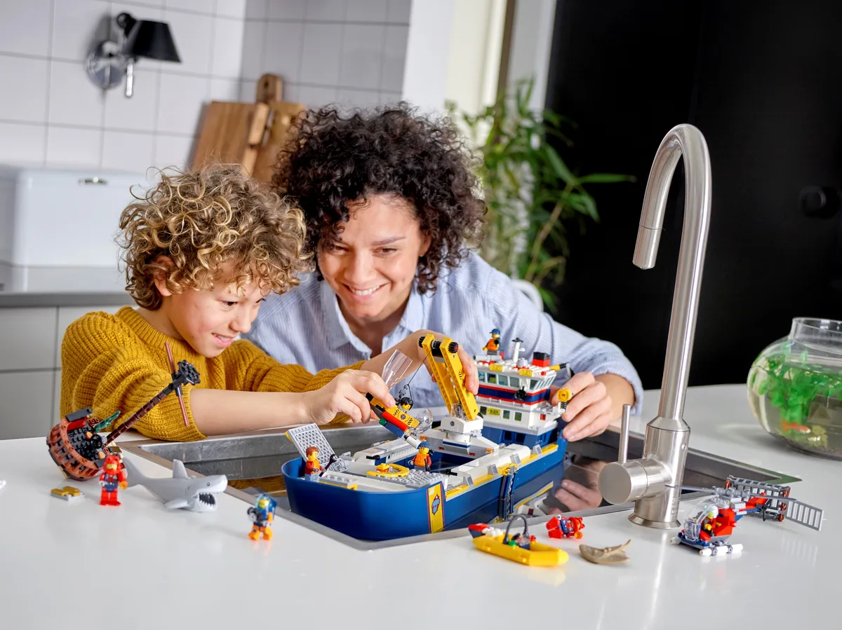 LEGO Ocean Exploration Ship (60266) - image 8