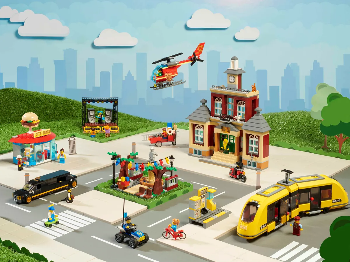 LEGO Main Square (60271) - image 17