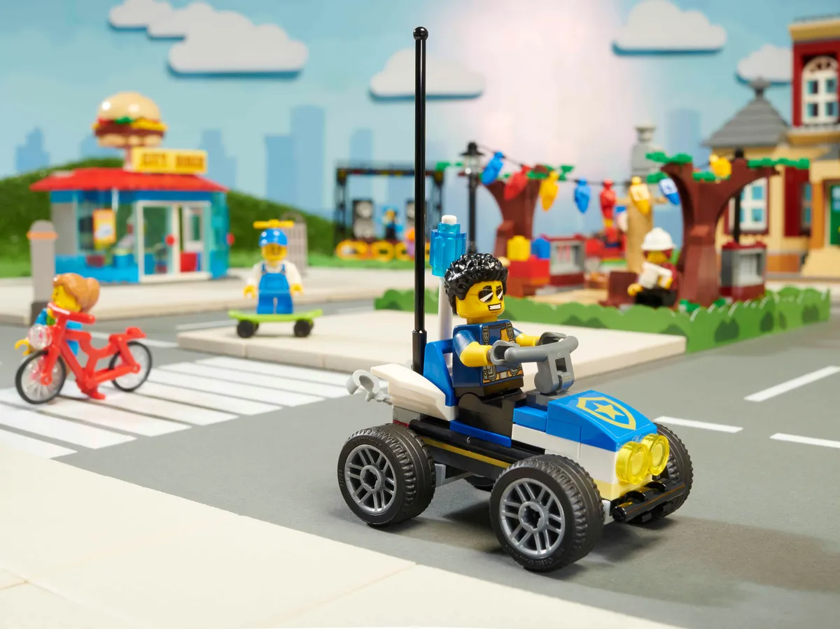 LEGO Main Square (60271) - image 18