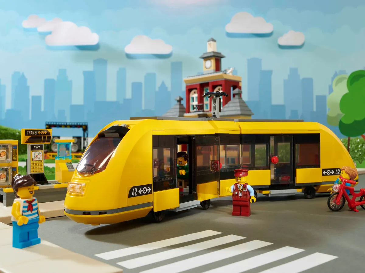 LEGO Main Square (60271) - image 19