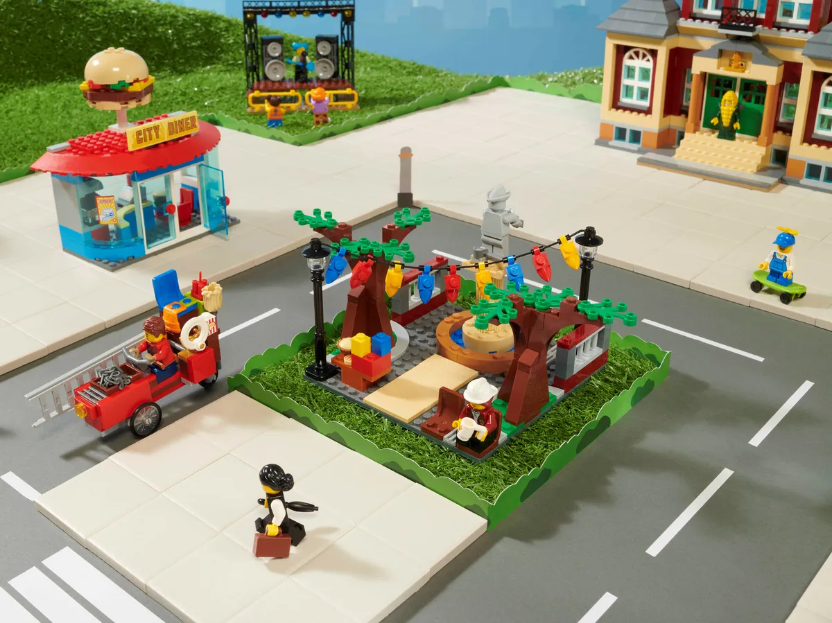 LEGO Main Square (60271) - image 20
