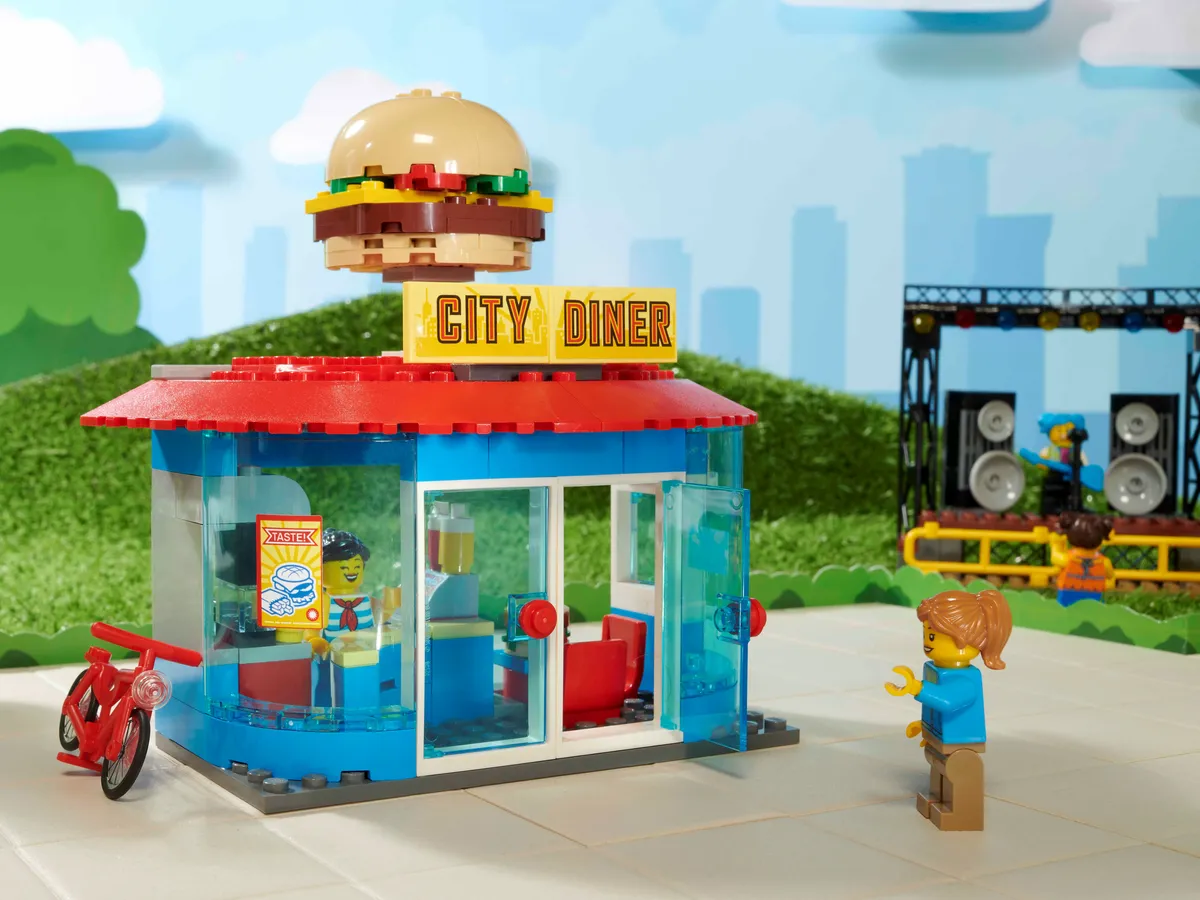LEGO Main Square (60271) - image 21