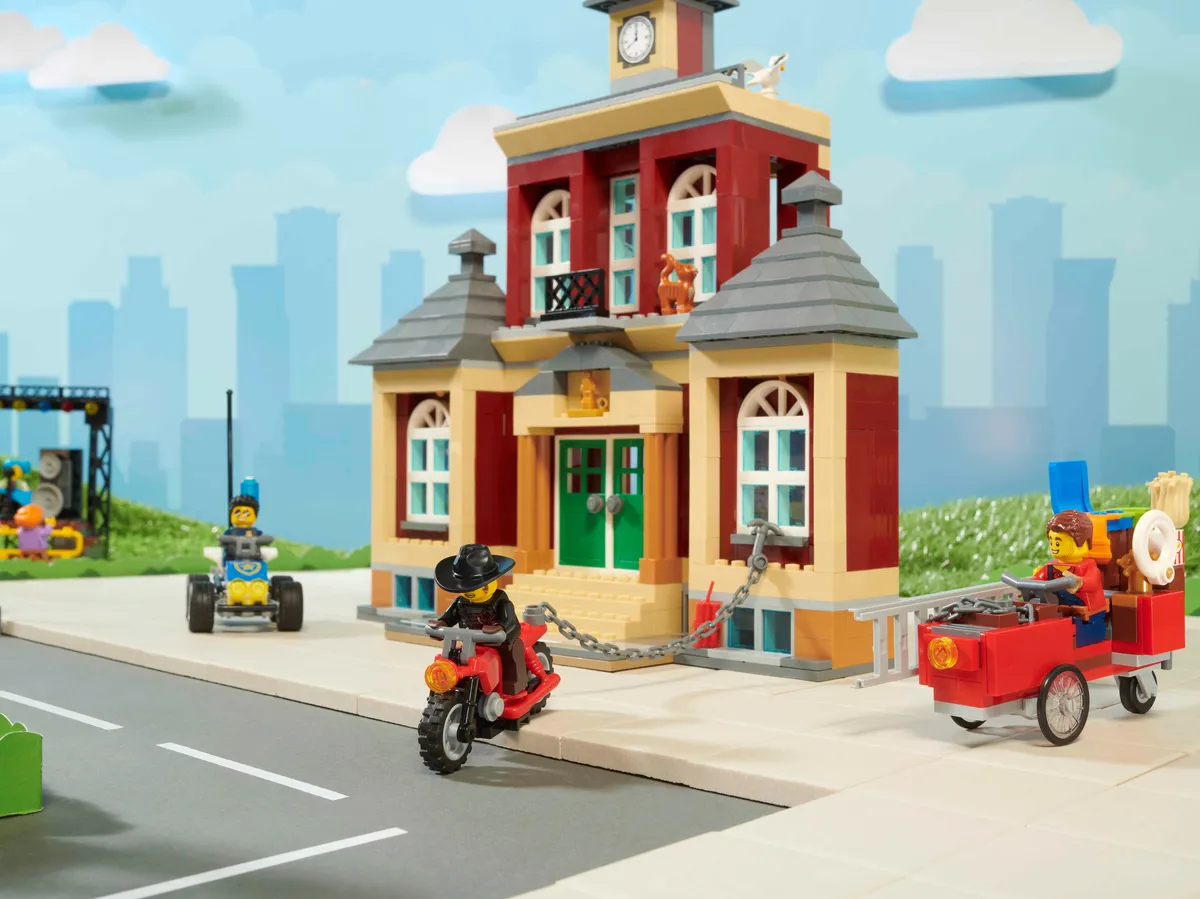 LEGO Main Square (60271) - image 22