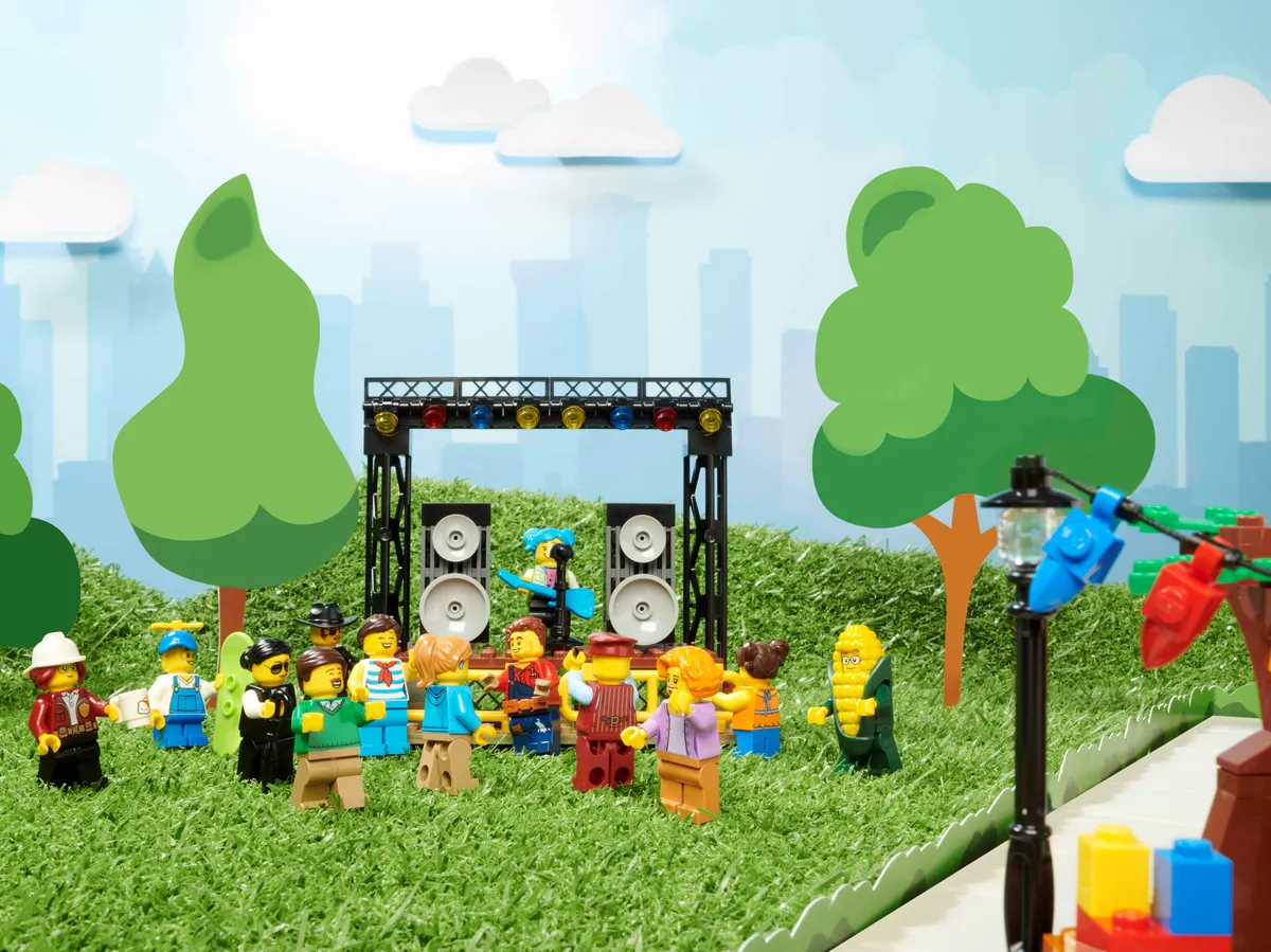 LEGO Main Square (60271) - image 25