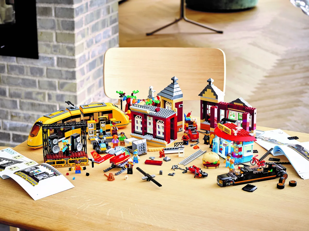 LEGO Main Square (60271) - image 14