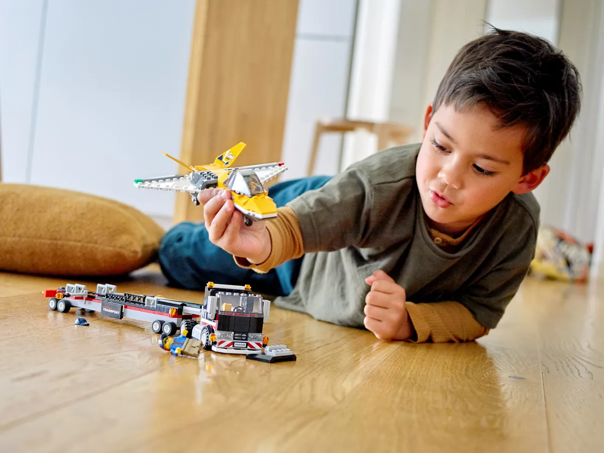 LEGO Airshow Jet Transporter (60289) - Bild 9