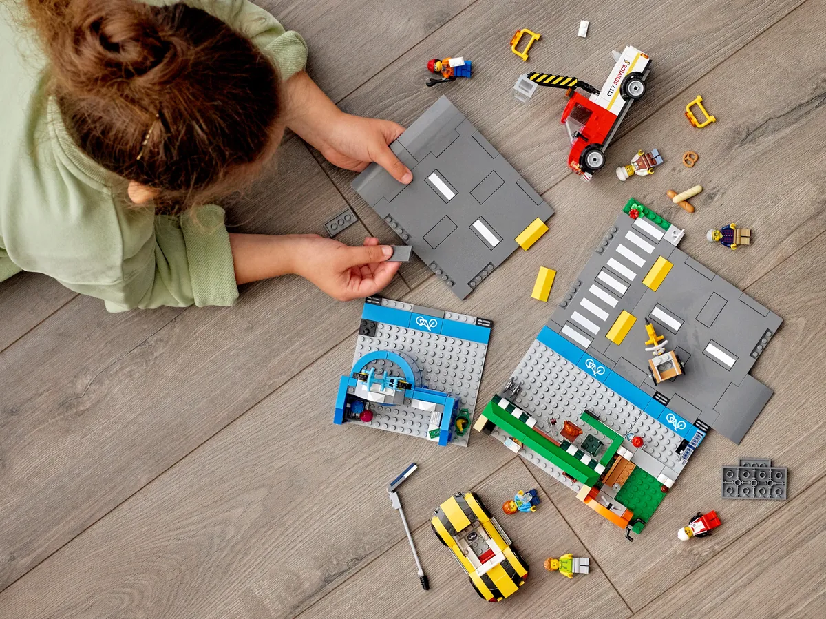 LEGO Shopping Street (60306) - image 12
