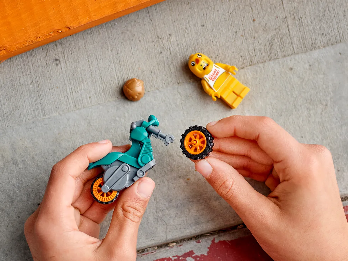 LEGO Chicken Stunt Bike (60310) - Bild 3