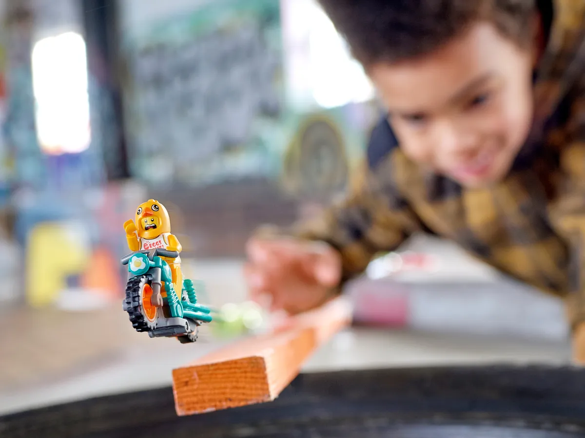 LEGO Chicken Stunt Bike (60310) - Bild 4