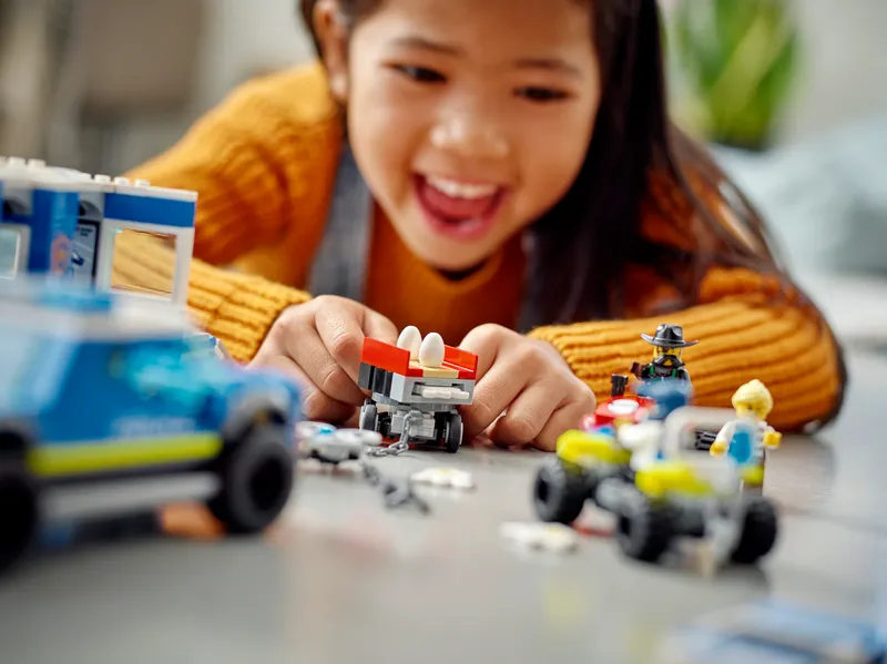 Police Mobile Command Truck by LEGO – product photo 7 of 7