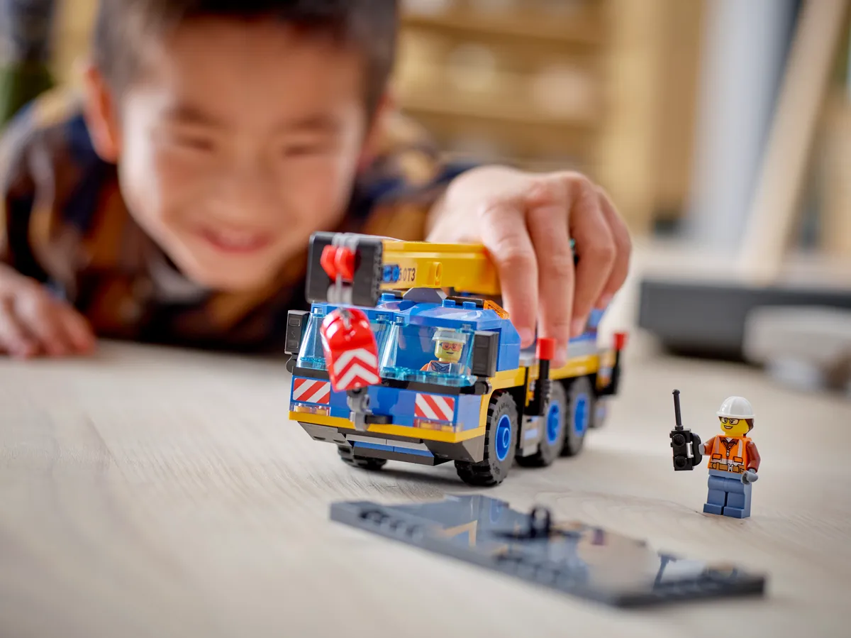 LEGO Mobile Crane (60324) - image 6