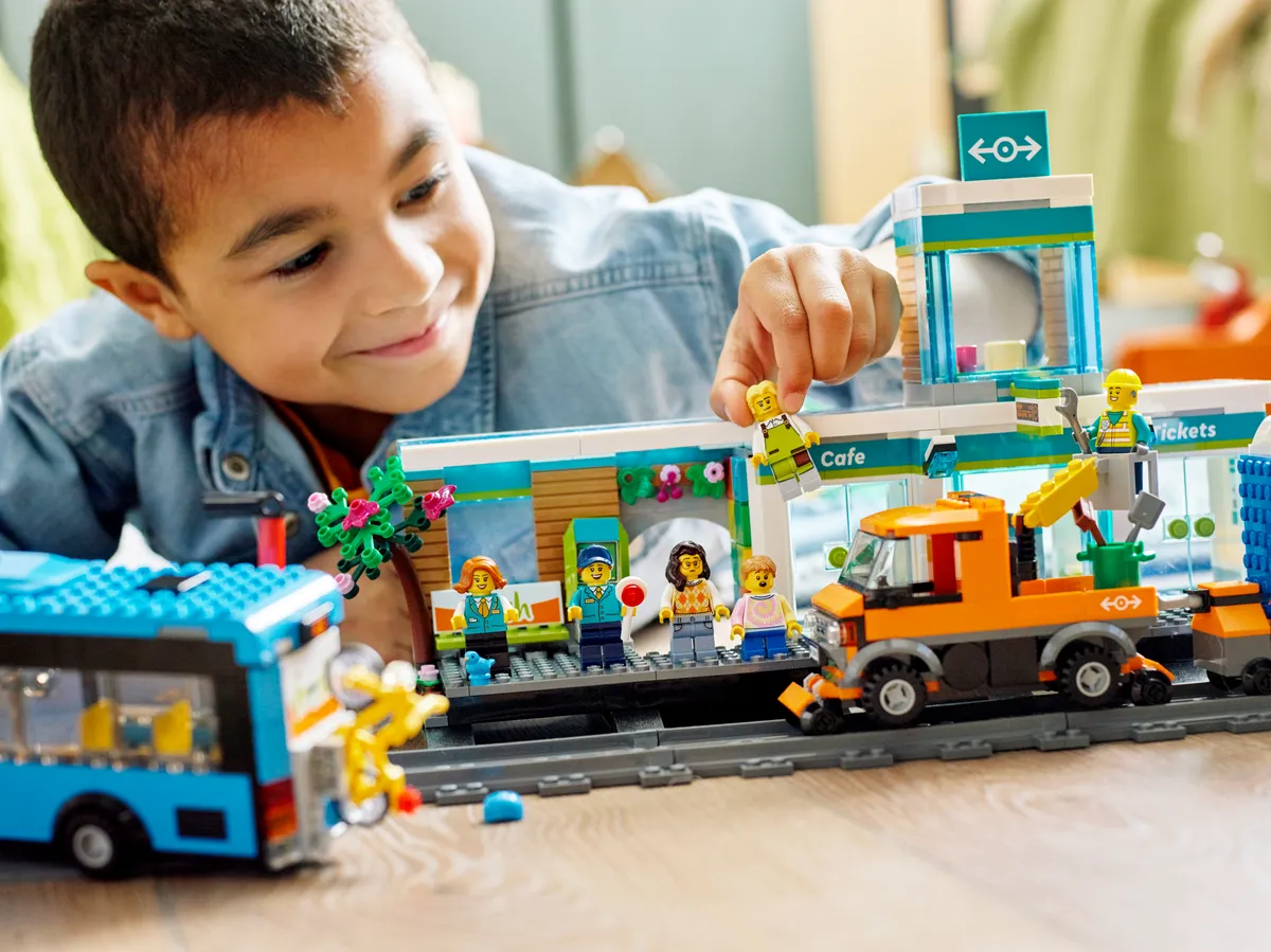 LEGO Train Station (60335) - image 10