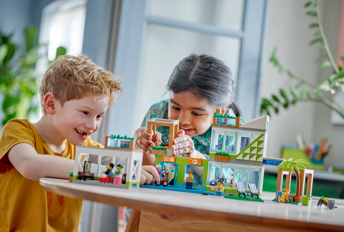 LEGO Apartment Building (60365) - image 9