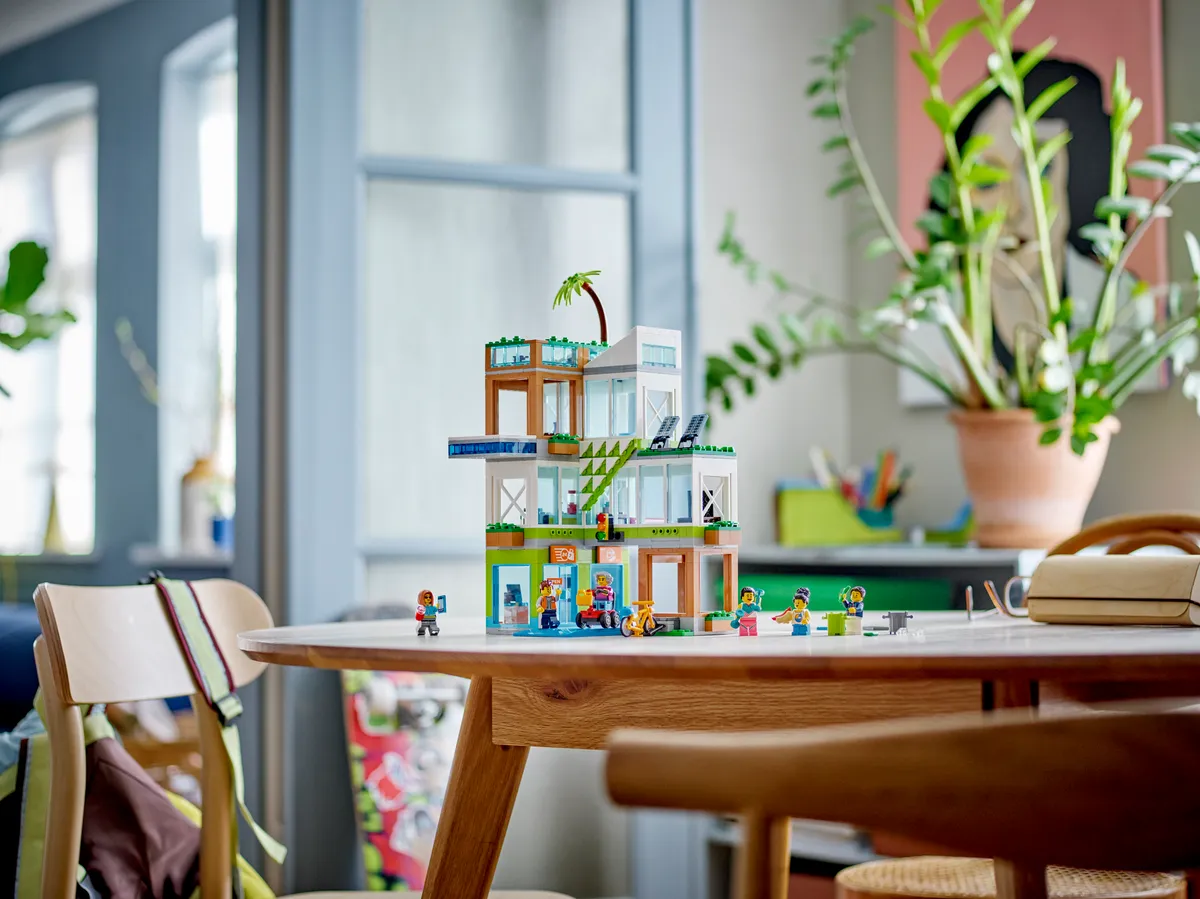 LEGO Apartment Building (60365) - image 10