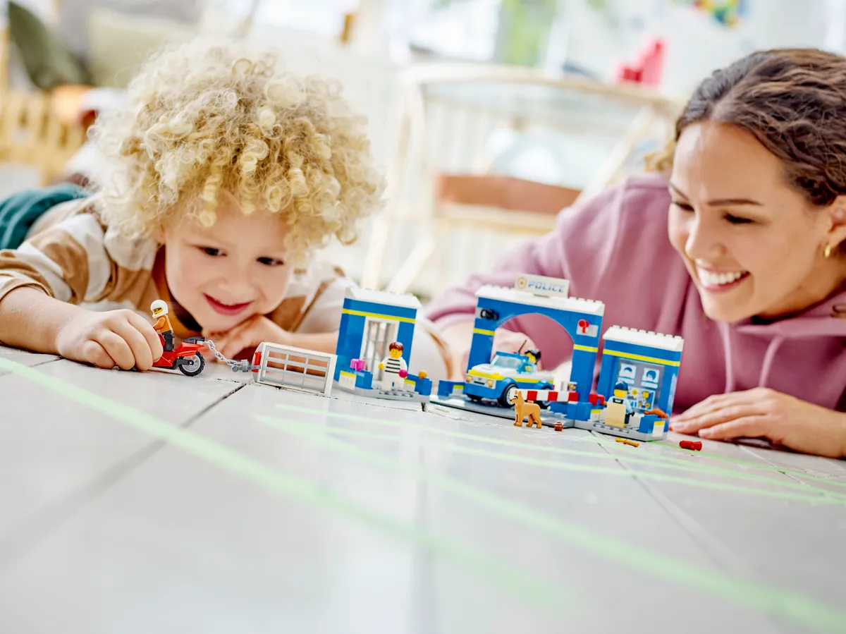 LEGO Police Station Chase (60370) - image 9