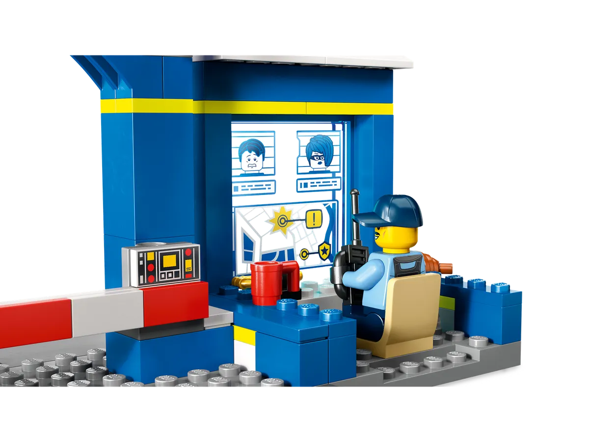 LEGO Police Station Chase (60370) - image 2