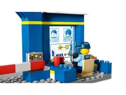 LEGO Police Station Chase (60370) - image 2