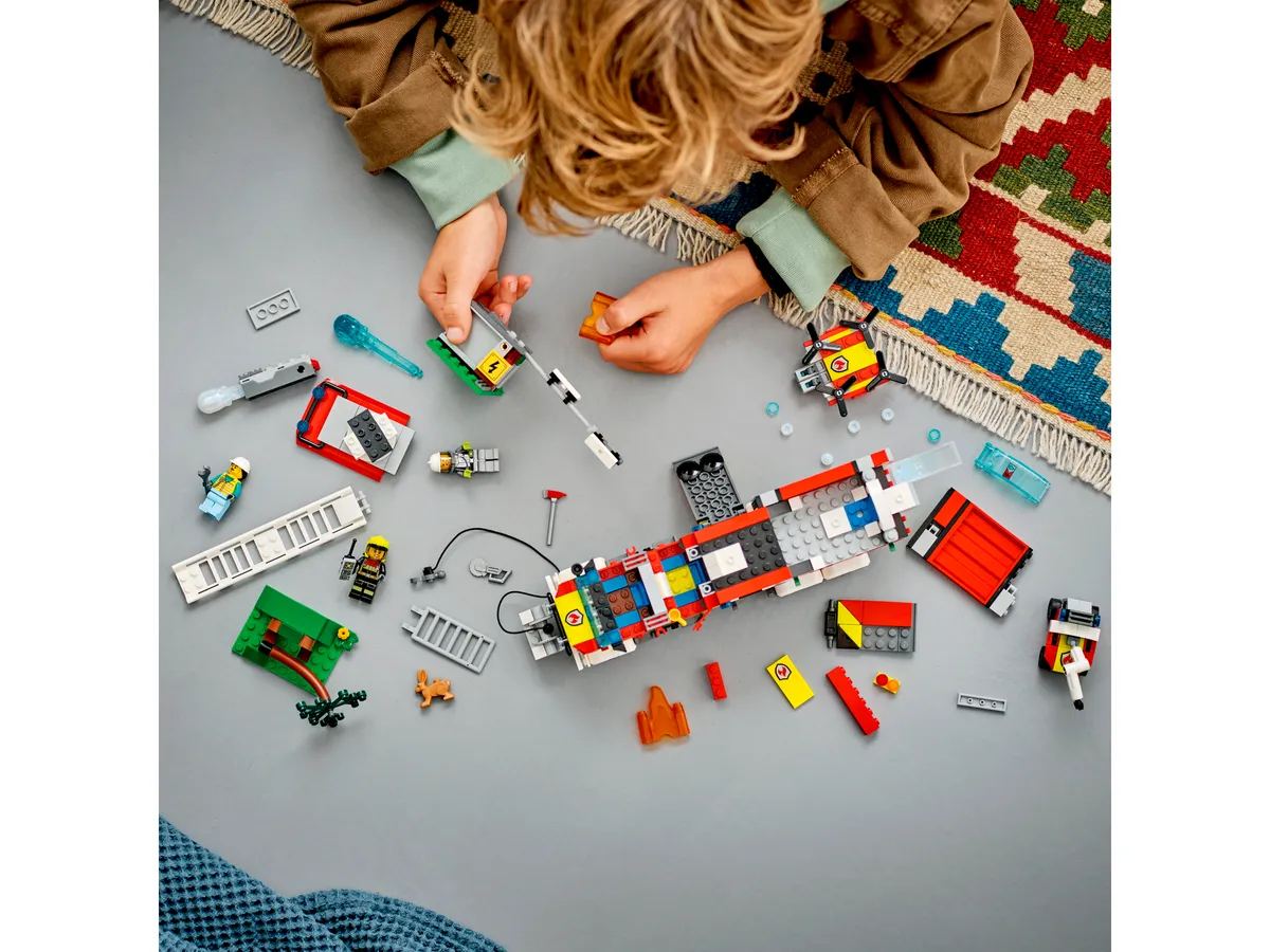 LEGO Fire Command Truck (60374) - image 11