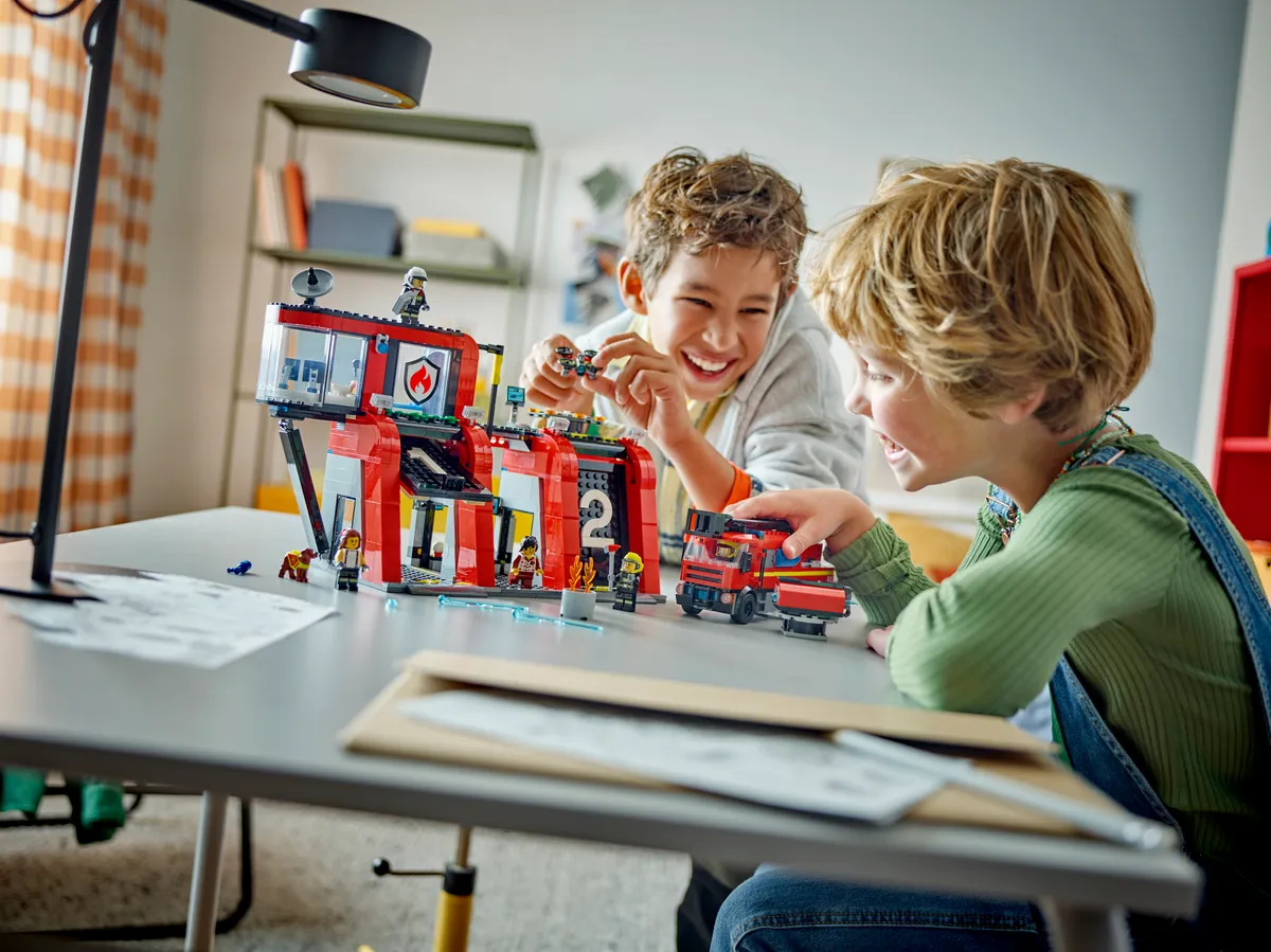 LEGO Fire Station with Fire Truck (60414) - Bild 8