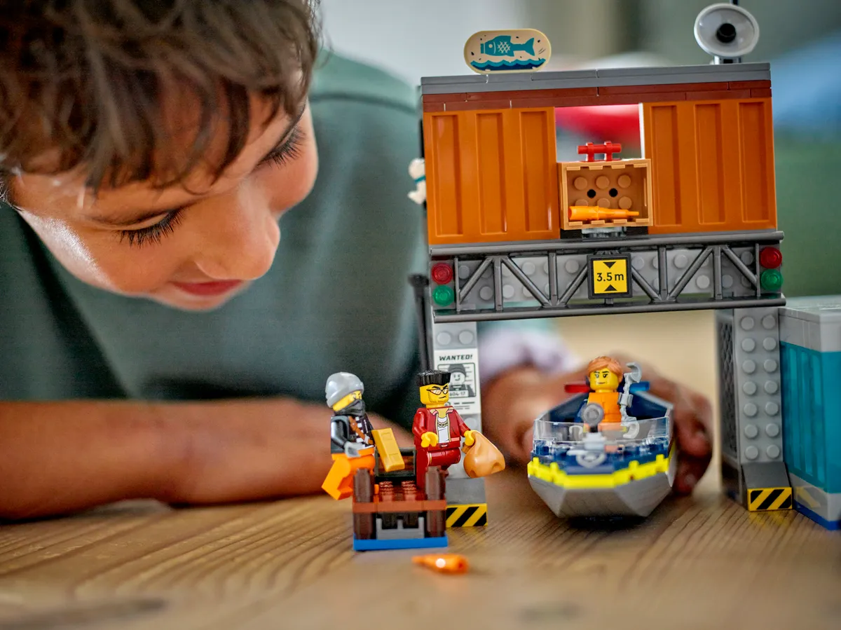 LEGO Police Speedboat and Crooks' Hideout (60417) - Bild 8