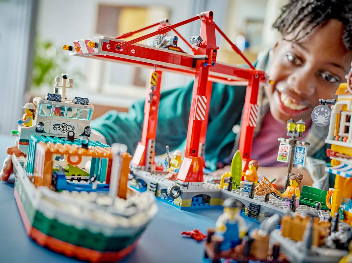 LEGO Seaside Harbor with Cargo Ship (60422) - Bild 9