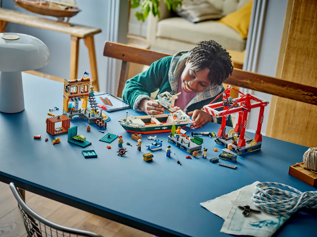 LEGO Seaside Harbor with Cargo Ship (60422) - Bild 10