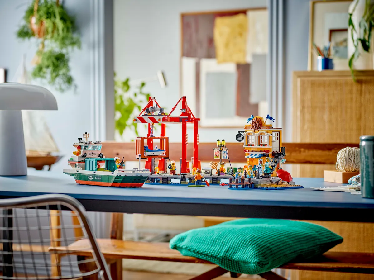 LEGO Seaside Harbor with Cargo Ship (60422) - Bild 11