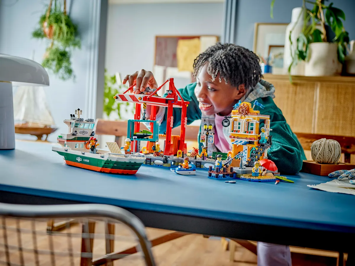 LEGO Seaside Harbor with Cargo Ship (60422) - Bild 8