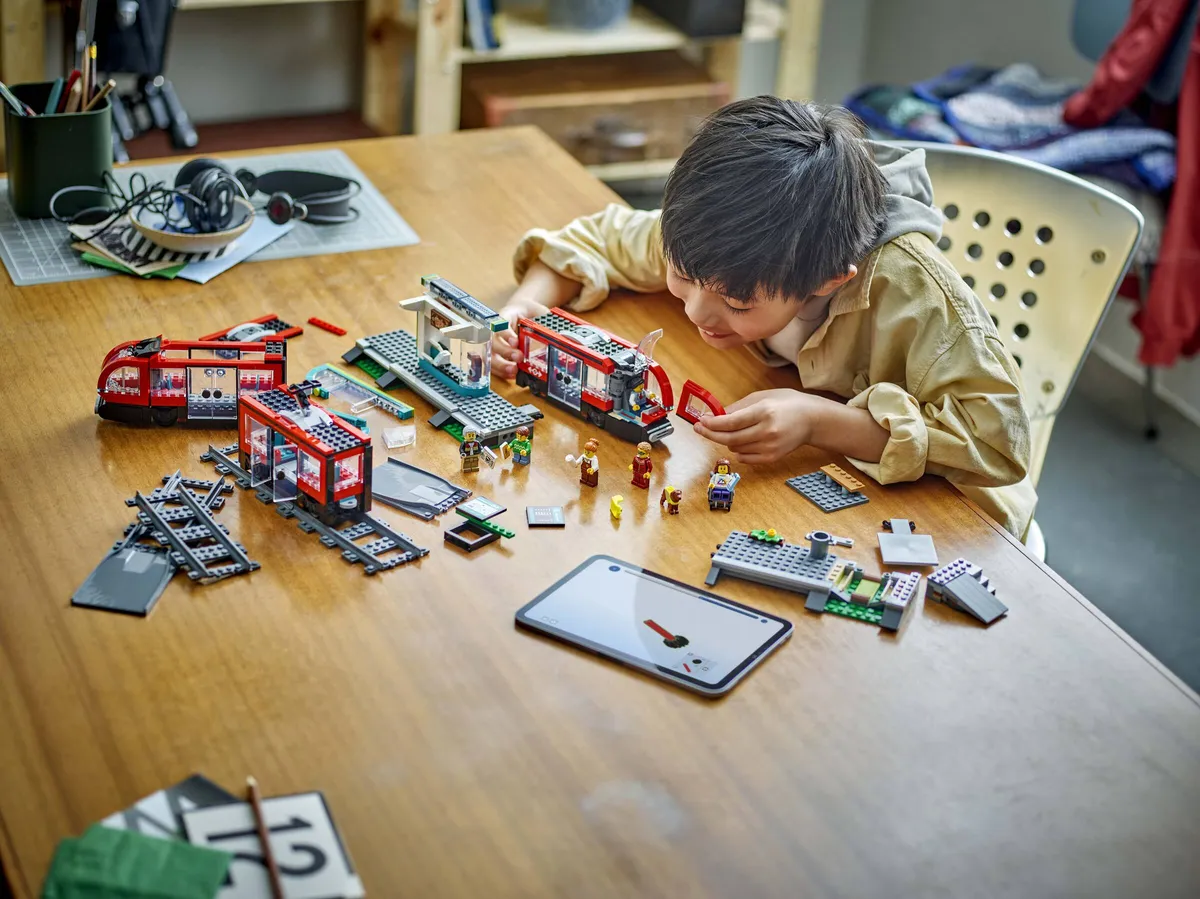 LEGO Downtown Streetcar and Station (60423) - Bild 9