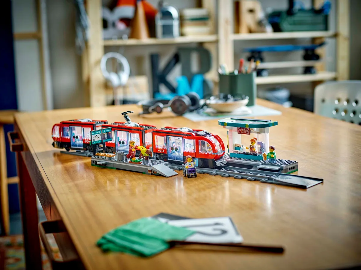 LEGO Downtown Streetcar and Station (60423) - Bild 10