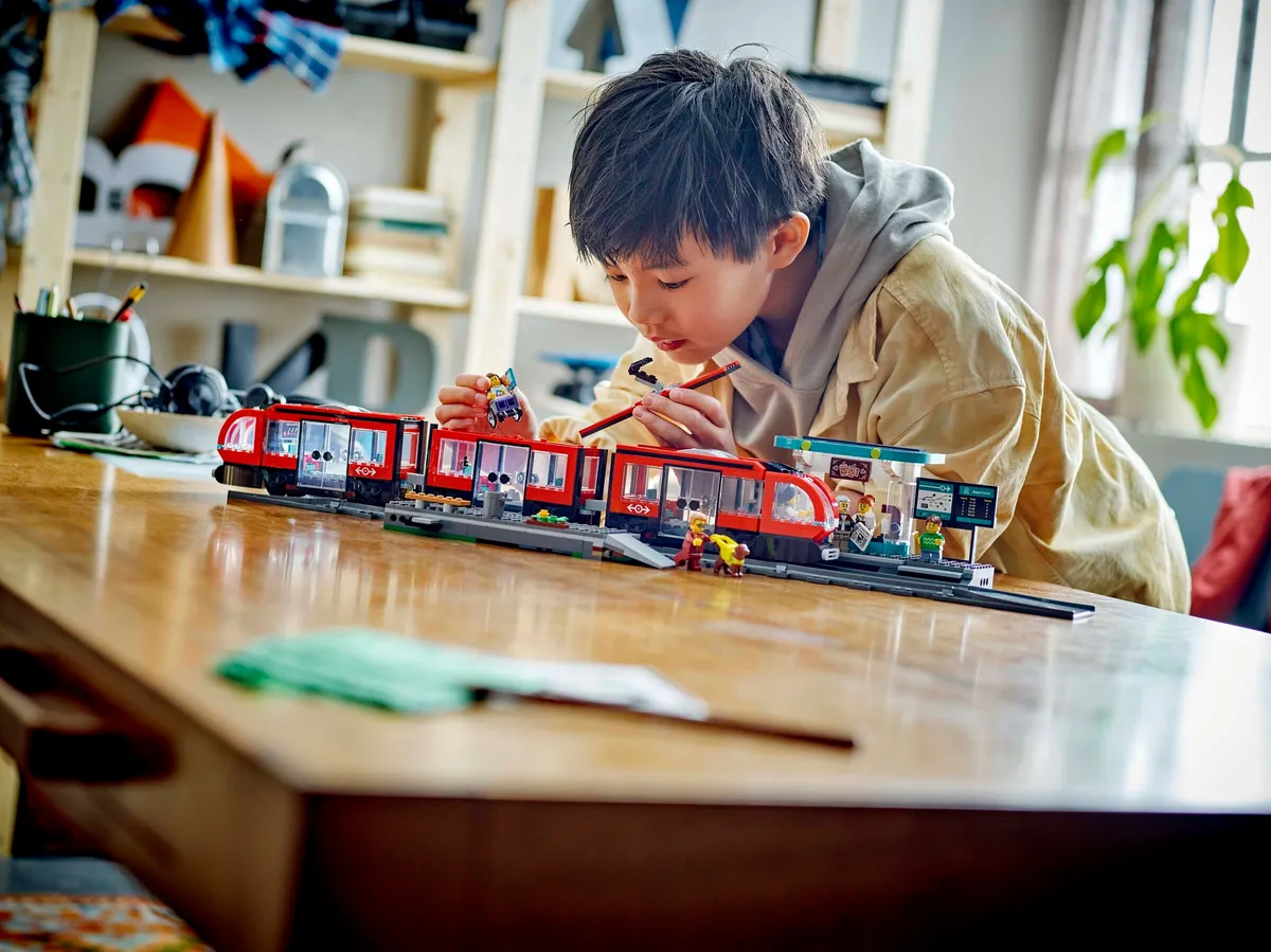 LEGO Downtown Streetcar and Station (60423) - Bild 8