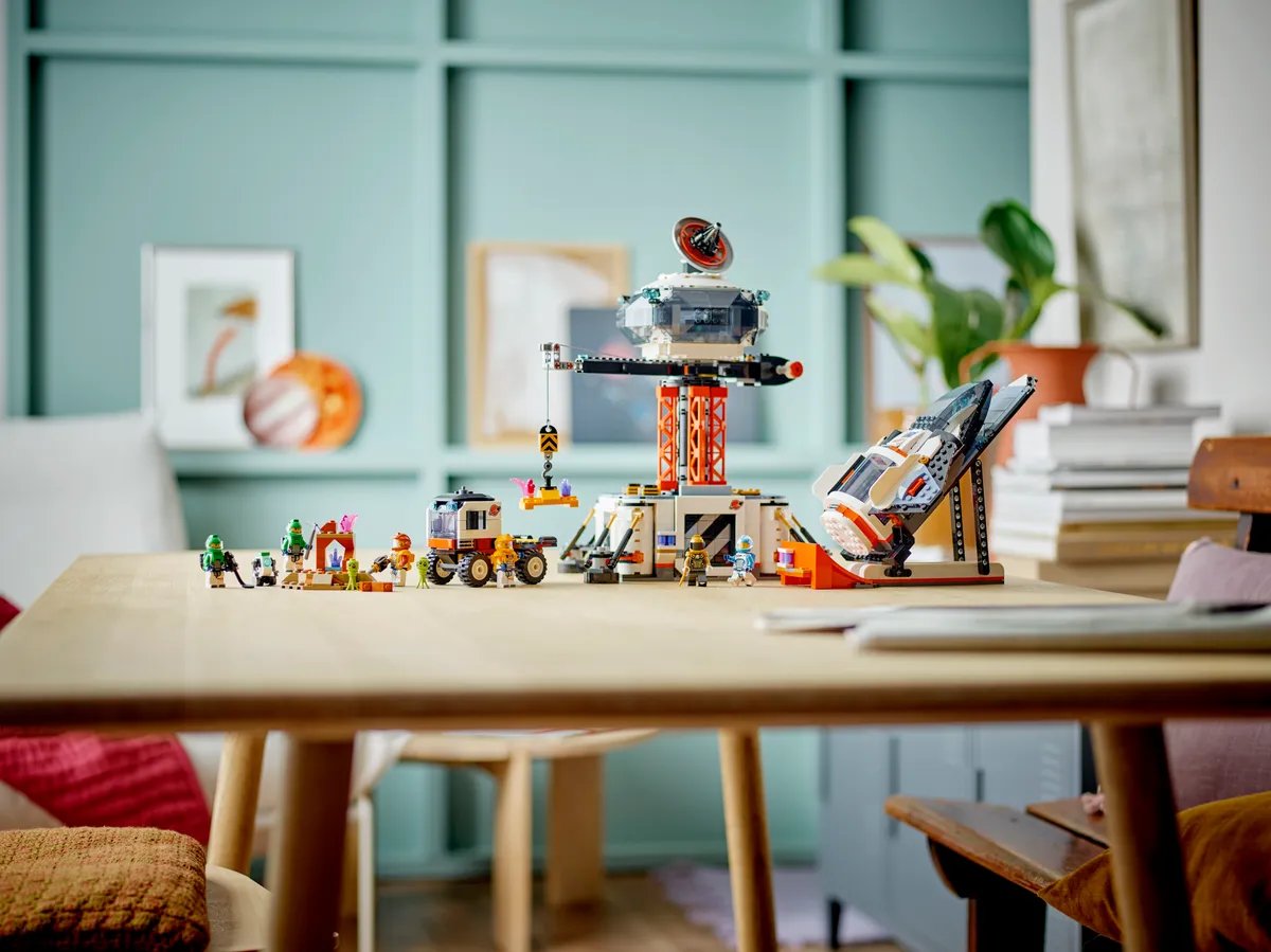 LEGO Space Base and Rocket Launchpad (60434) - image 9