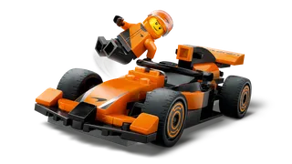 F1® Driver with McLaren Race Car de LEGO – photo du produit 3 sur 9