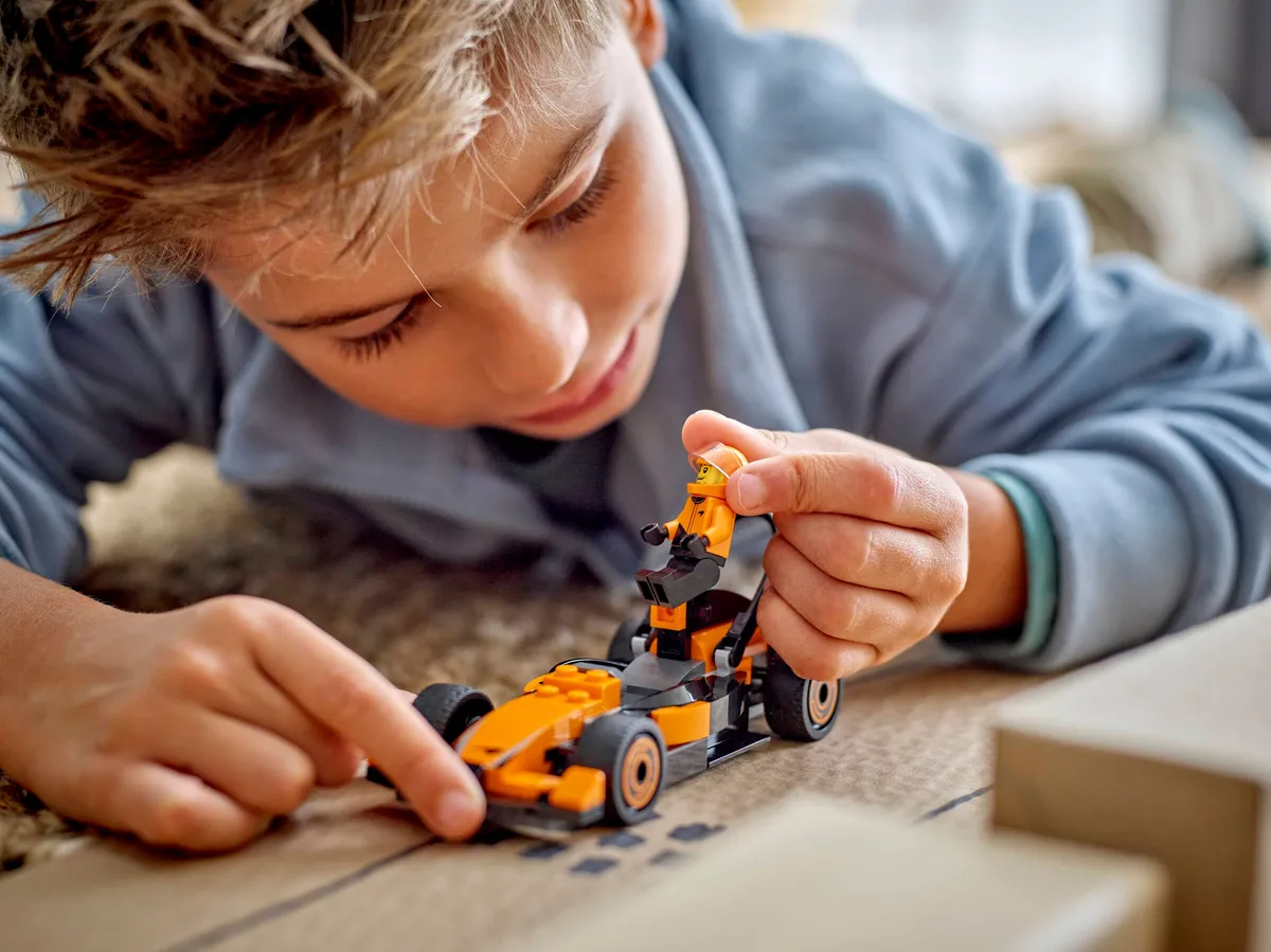 LEGO F1® Driver with McLaren Race Car (60442) - Bild 6