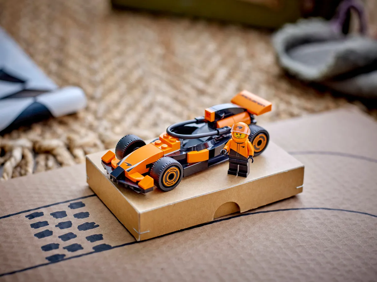 LEGO F1® Driver with McLaren Race Car (60442) - Bild 7