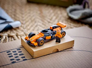 F1® Driver with McLaren Race Car de LEGO – photo du produit 8 sur 9