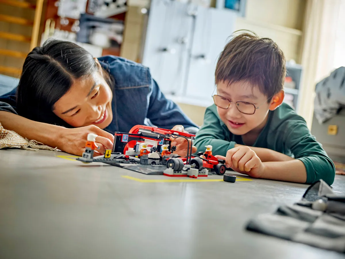 LEGO F1® Pit Stop & Pit Crew with Ferrari Car (60443) - Bild 6