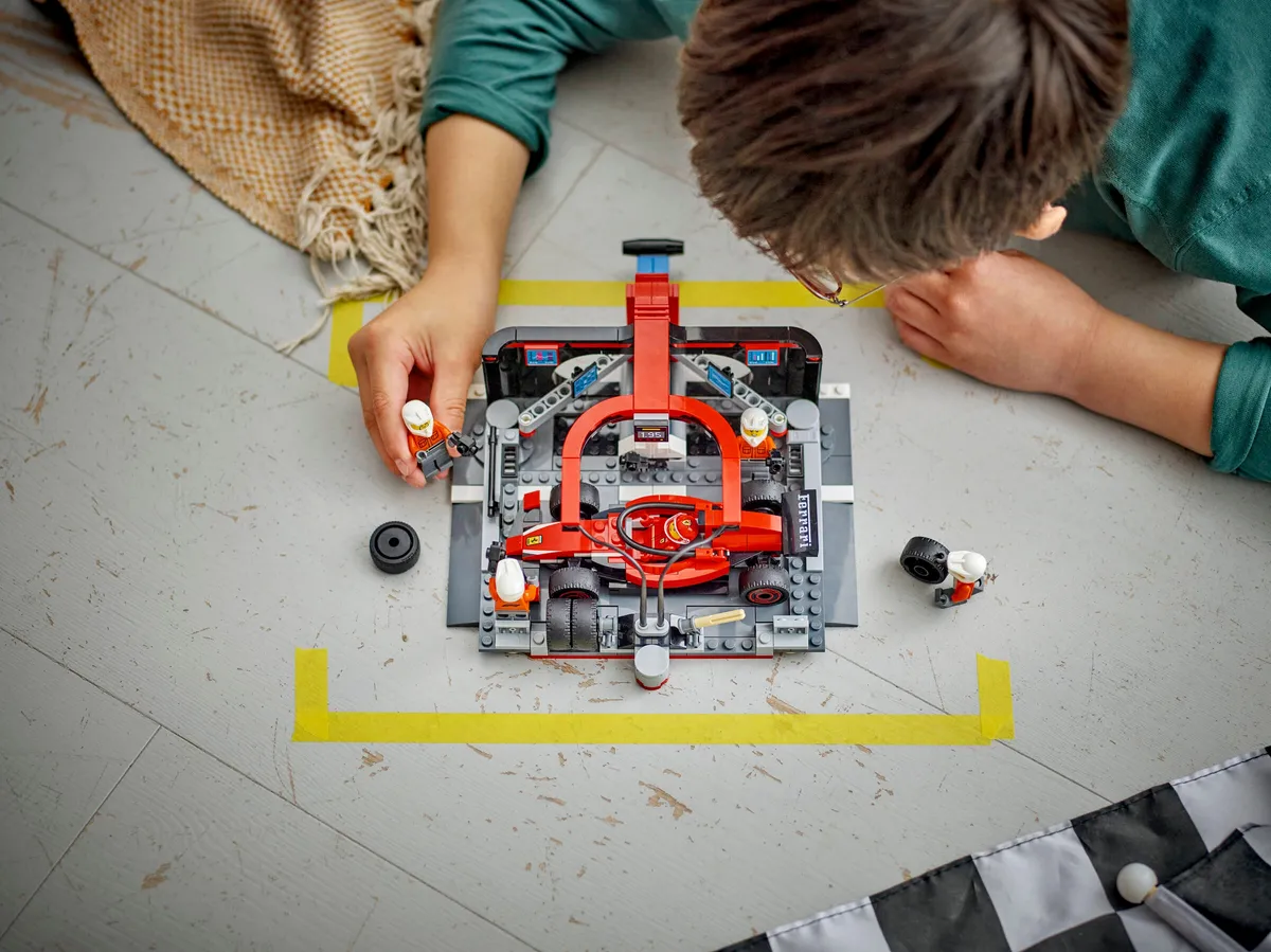 LEGO F1® Pit Stop & Pit Crew with Ferrari Car (60443) - Bild 7