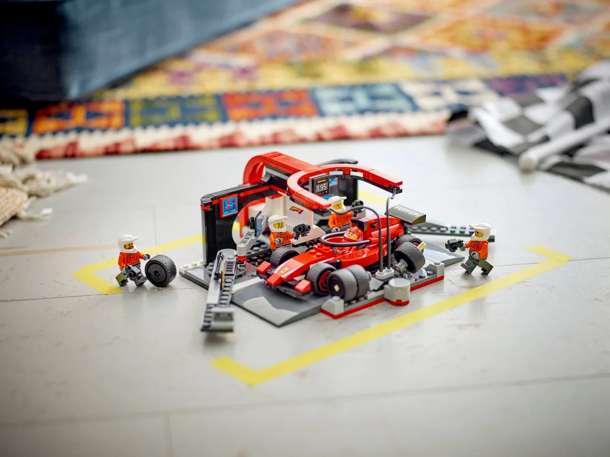 LEGO F1® Pit Stop & Pit Crew with Ferrari Car (60443) - Bild 8