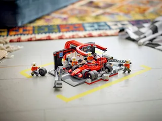 F1® Pit Stop & Pit Crew with Ferrari Car von LEGO – Produktfoto 9 von 10