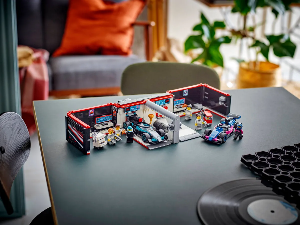 LEGO F1® Garage & Mercedes-AMG & Alpine Cars (60444) - Bild 8
