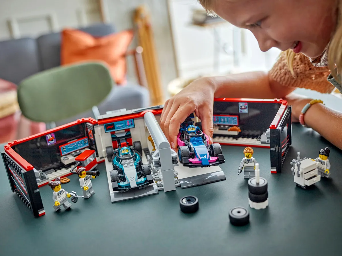LEGO F1® Garage & Mercedes-AMG & Alpine Cars (60444) - Bild 5