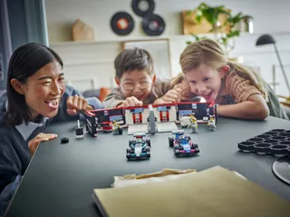 F1® Garage & Mercedes-AMG & Alpine Cars de LEGO – photo du produit 7 sur 11