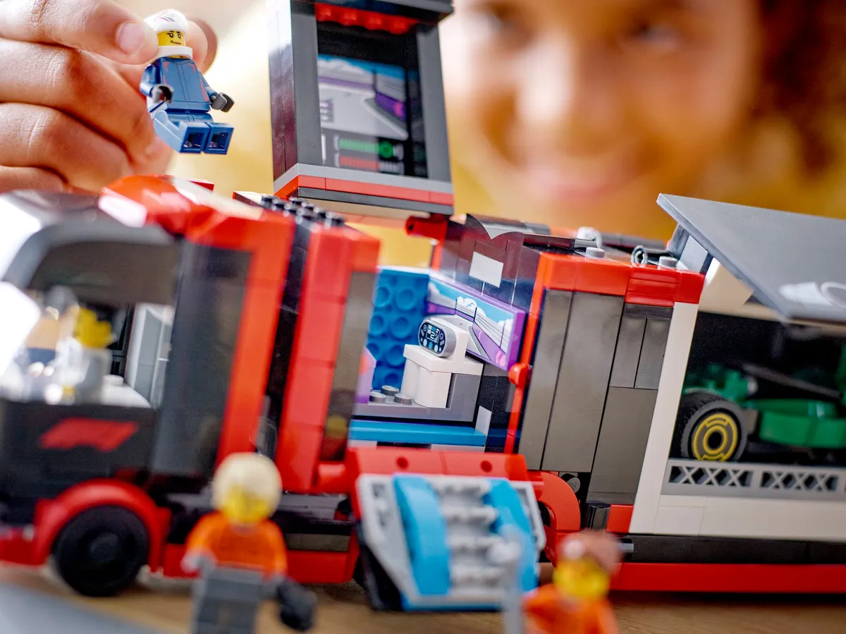 LEGO F1® Truck with RB20 & AMR24 F1® Cars (60445) - afbeelding 9