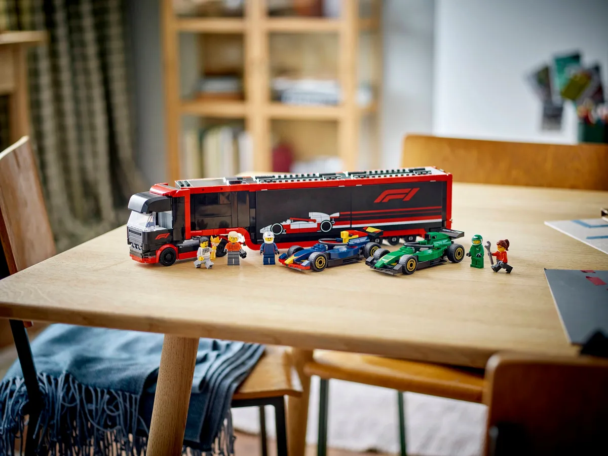 LEGO F1® Truck with RB20 & AMR24 F1® Cars (60445) - afbeelding 10