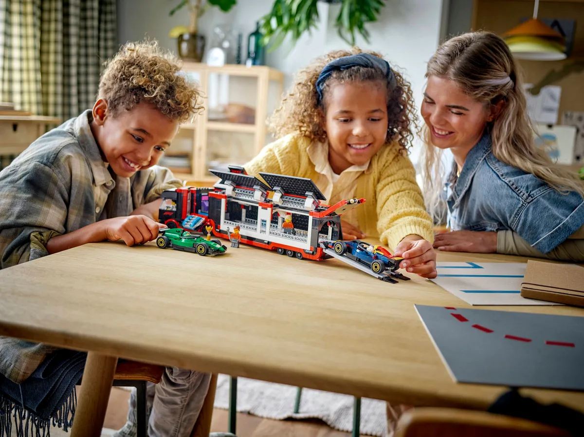 LEGO F1® Truck with RB20 & AMR24 F1® Cars (60445) - afbeelding 7
