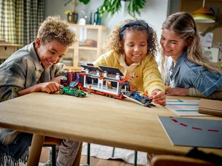 F1® truck met RB20 en AMR24 F1® auto's van LEGO – productfoto 8 van 12