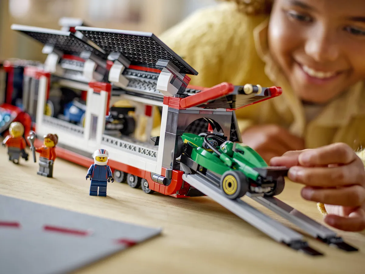LEGO F1® Truck with RB20 & AMR24 F1® Cars (60445) - afbeelding 8