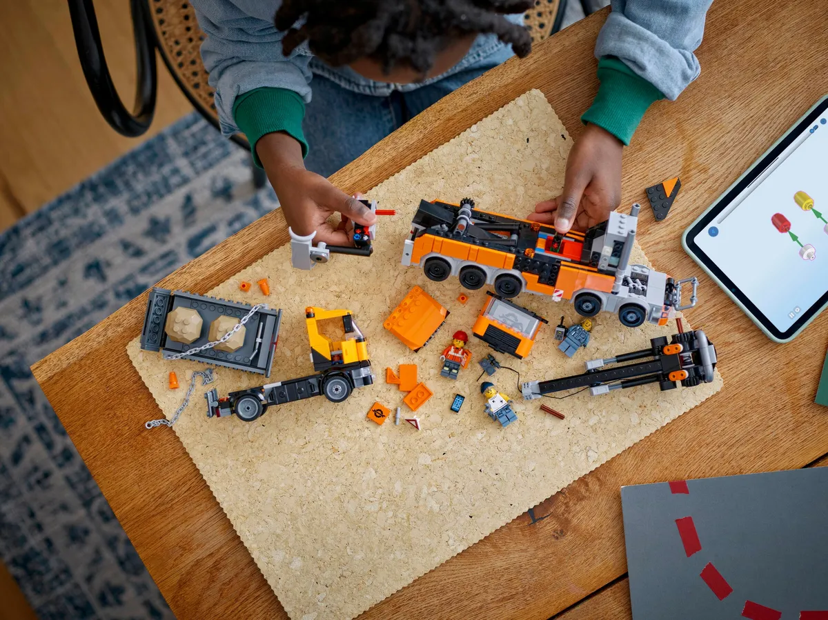 LEGO Heavy-Duty Recovery Tow Truck with Crane (60467) - image 9