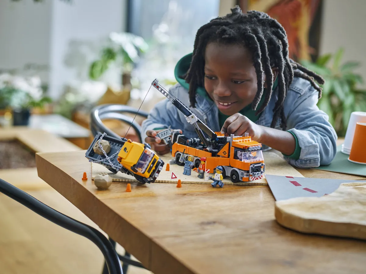 LEGO Heavy-Duty Recovery Tow Truck with Crane (60467) - image 6